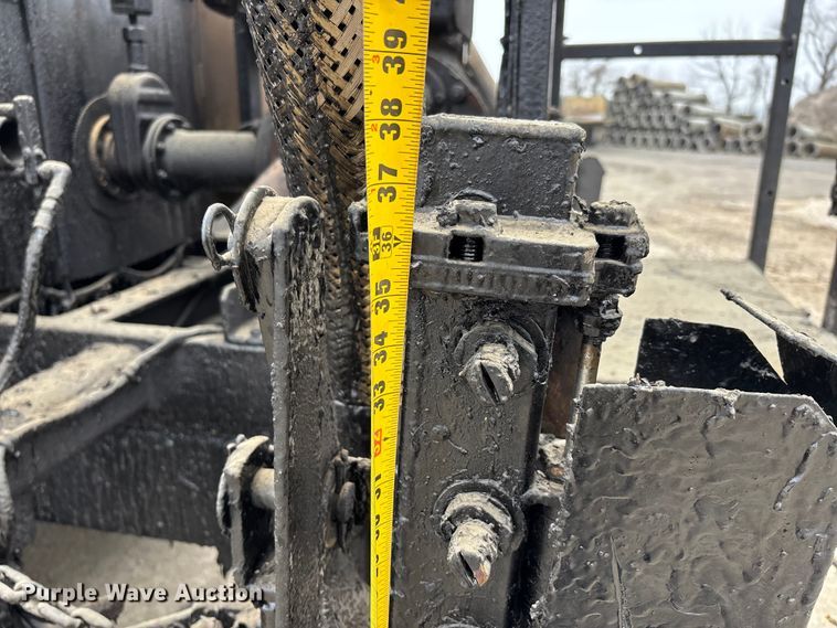 image for item DW7382 1983 Ford F700 oil distributor truck