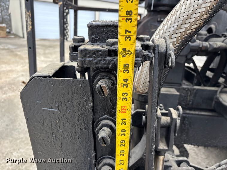 image for item DW7382 1983 Ford F700 oil distributor truck