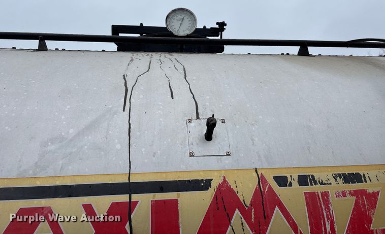 image for item DW7382 1983 Ford F700 oil distributor truck