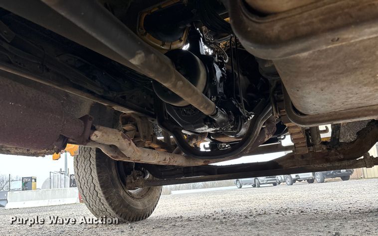 image for item DW7382 1983 Ford F700 oil distributor truck