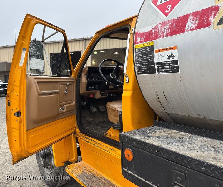 image for item DW7382 1983 Ford F700 oil distributor truck