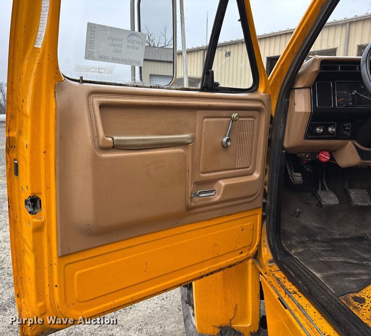 image for item DW7382 1983 Ford F700 oil distributor truck