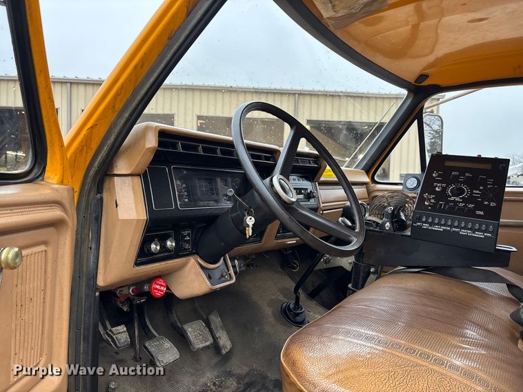 image for item DW7382 1983 Ford F700 oil distributor truck