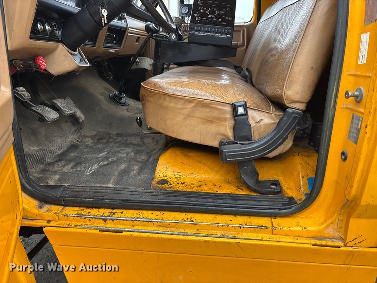 image for item DW7382 1983 Ford F700 oil distributor truck