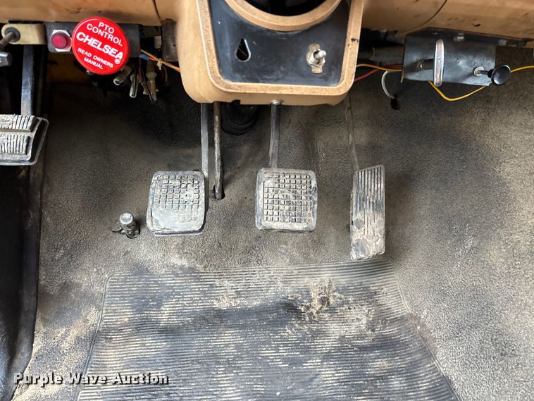 image for item DW7382 1983 Ford F700 oil distributor truck