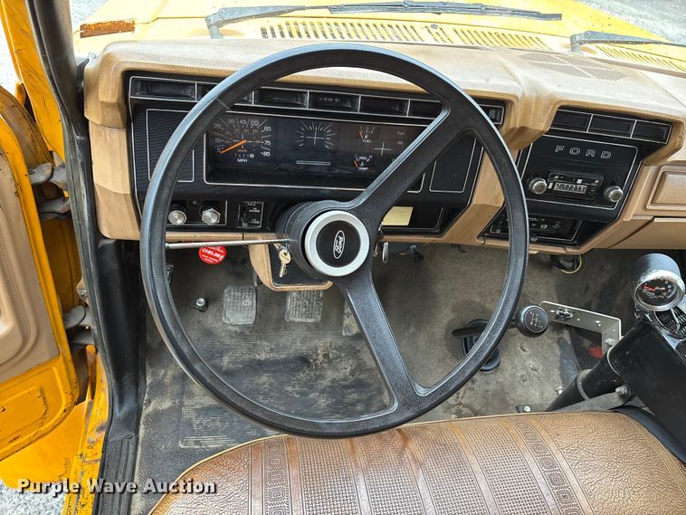 image for item DW7382 1983 Ford F700 oil distributor truck