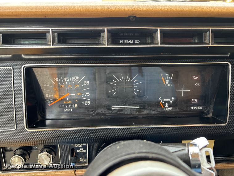 image for item DW7382 1983 Ford F700 oil distributor truck