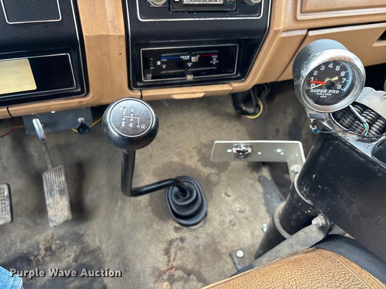 image for item DW7382 1983 Ford F700 oil distributor truck