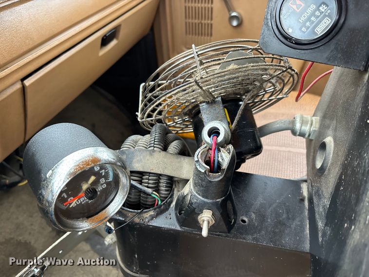 image for item DW7382 1983 Ford F700 oil distributor truck