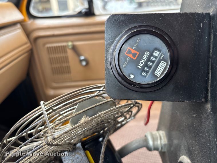 image for item DW7382 1983 Ford F700 oil distributor truck