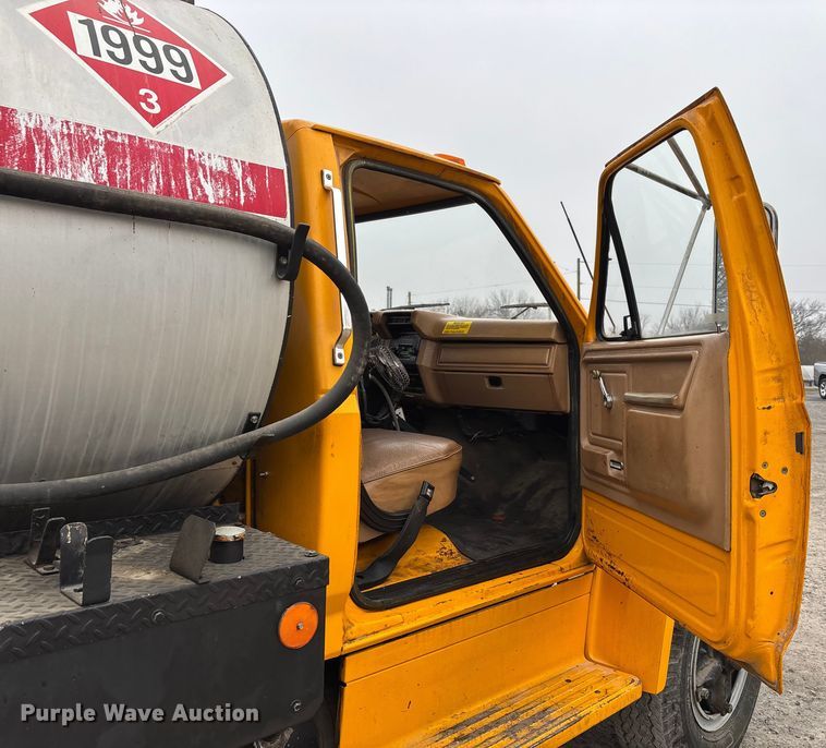 image for item DW7382 1983 Ford F700 oil distributor truck