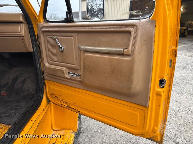 image for item DW7382 1983 Ford F700 oil distributor truck