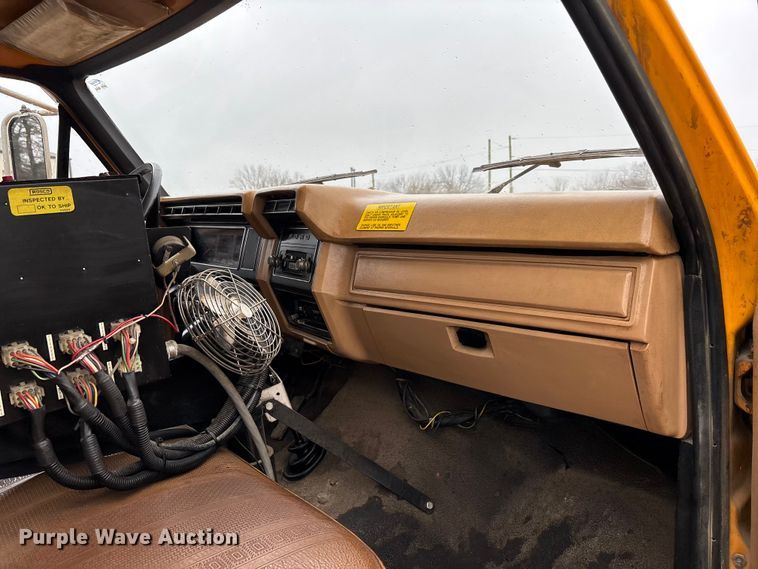 image for item DW7382 1983 Ford F700 oil distributor truck