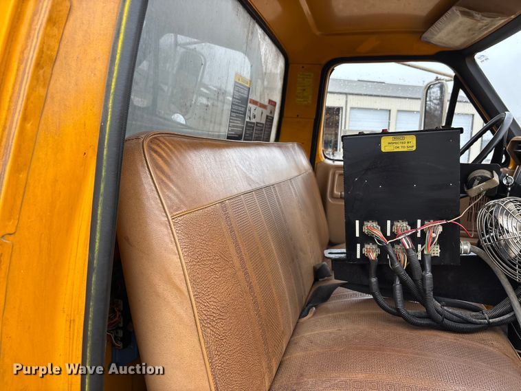 image for item DW7382 1983 Ford F700 oil distributor truck