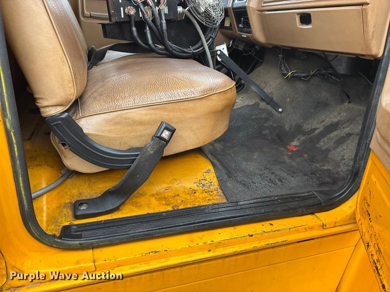 image for item DW7382 1983 Ford F700 oil distributor truck