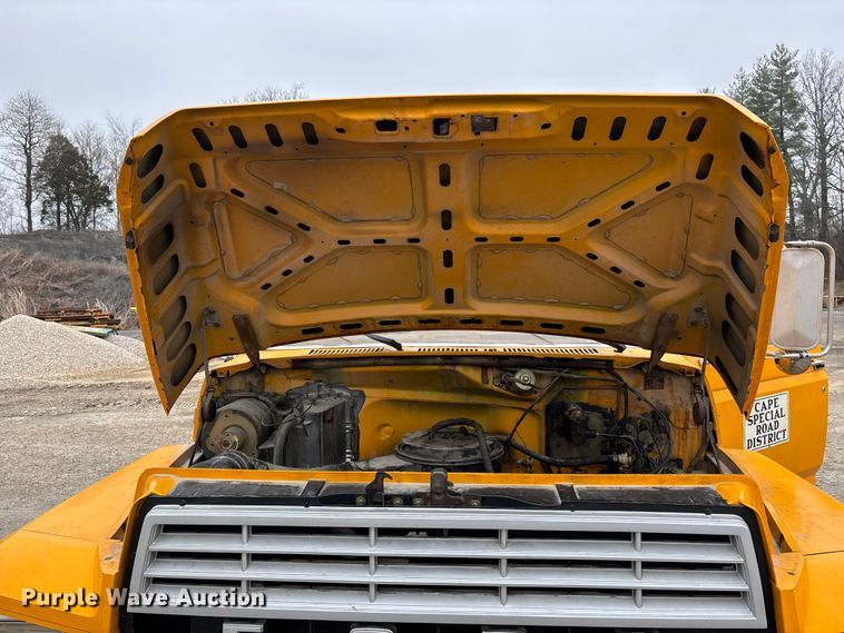 image for item DW7382 1983 Ford F700 oil distributor truck