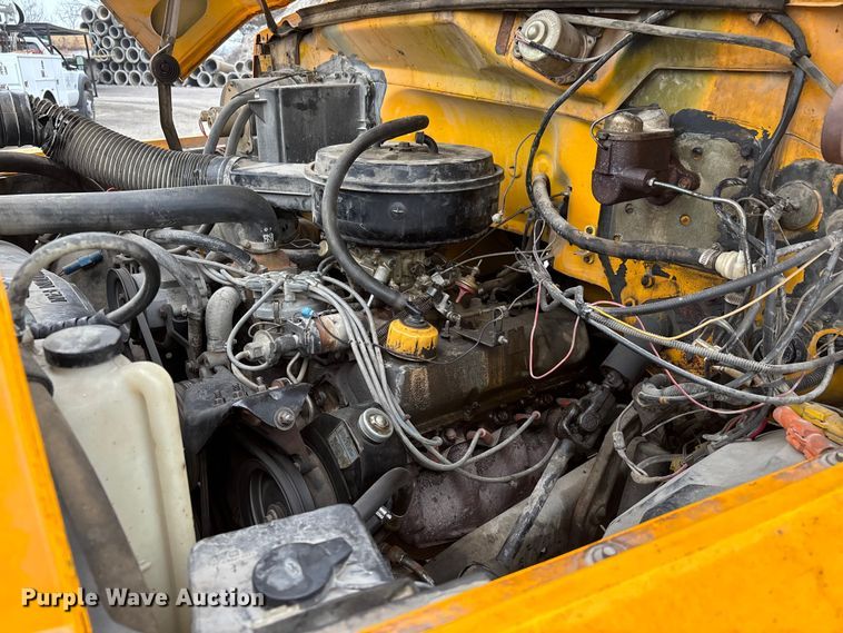 image for item DW7382 1983 Ford F700 oil distributor truck