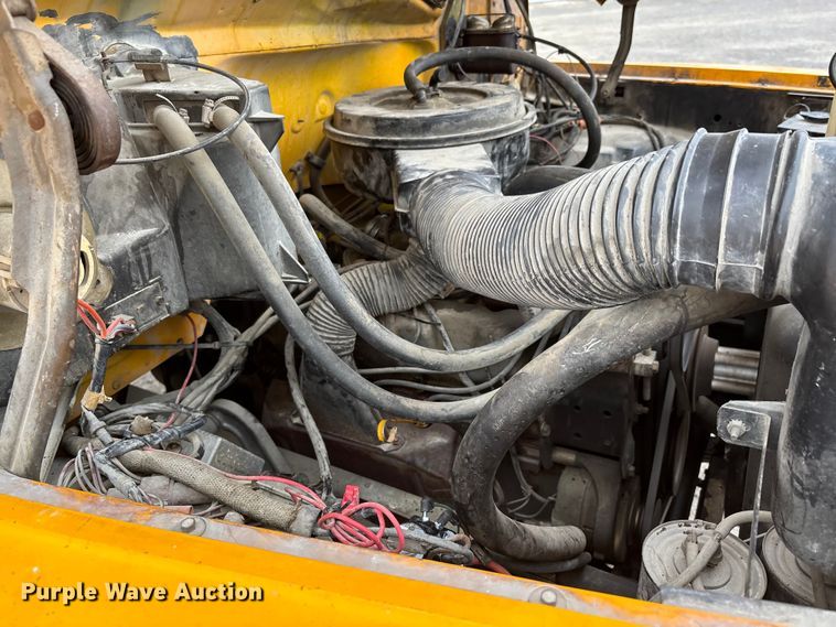 image for item DW7382 1983 Ford F700 oil distributor truck