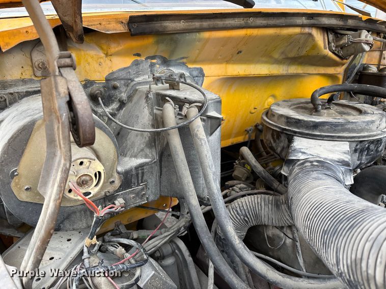 image for item DW7382 1983 Ford F700 oil distributor truck