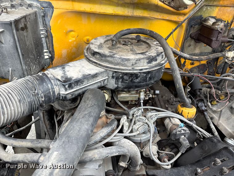 image for item DW7382 1983 Ford F700 oil distributor truck