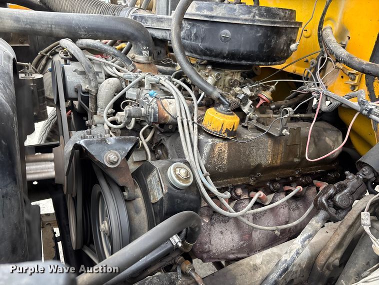 image for item DW7382 1983 Ford F700 oil distributor truck