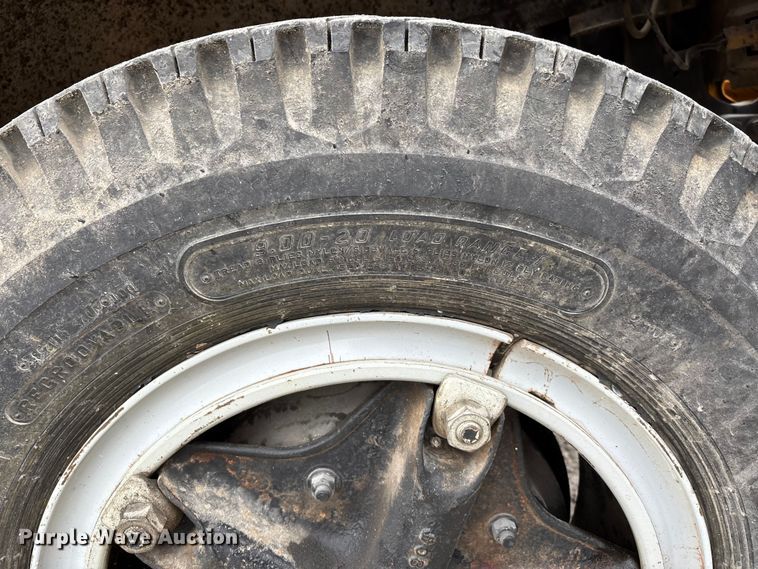 image for item DW7382 1983 Ford F700 oil distributor truck