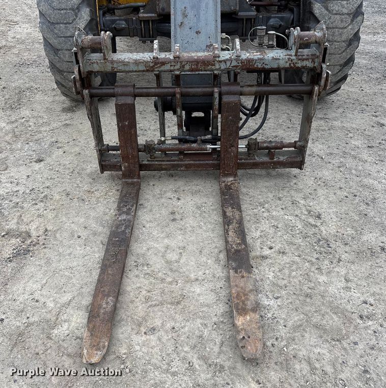 image for item DW7383 2003 New Holland LM430 telehandler