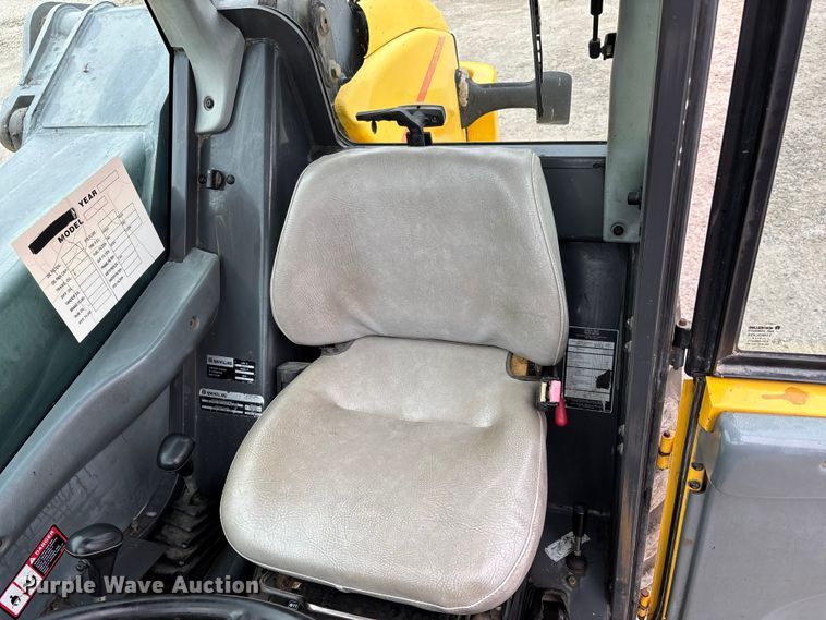 image for item DW7383 2003 New Holland LM430 telehandler