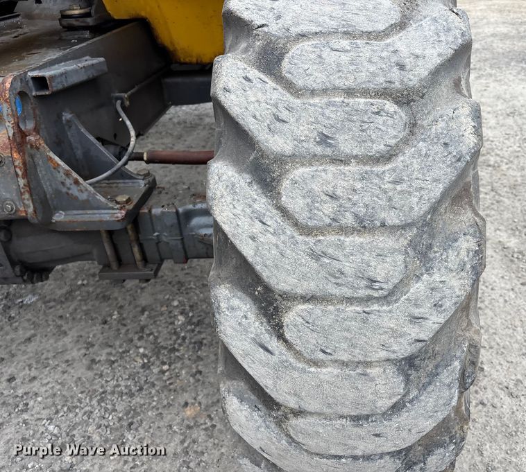 image for item DW7383 2003 New Holland LM430 telehandler