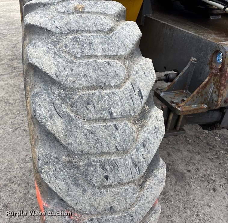 image for item DW7383 2003 New Holland LM430 telehandler