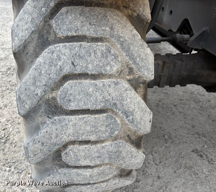 image for item DW7383 2003 New Holland LM430 telehandler