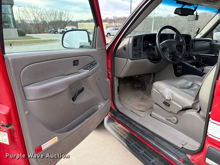 image for item DX5933 2005 Chevrolet Suburban 2500 SUV