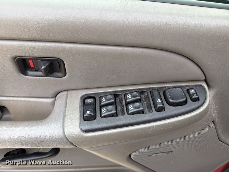 image for item DX5933 2005 Chevrolet Suburban 2500 SUV