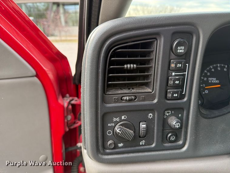 image for item DX5933 2005 Chevrolet Suburban 2500 SUV