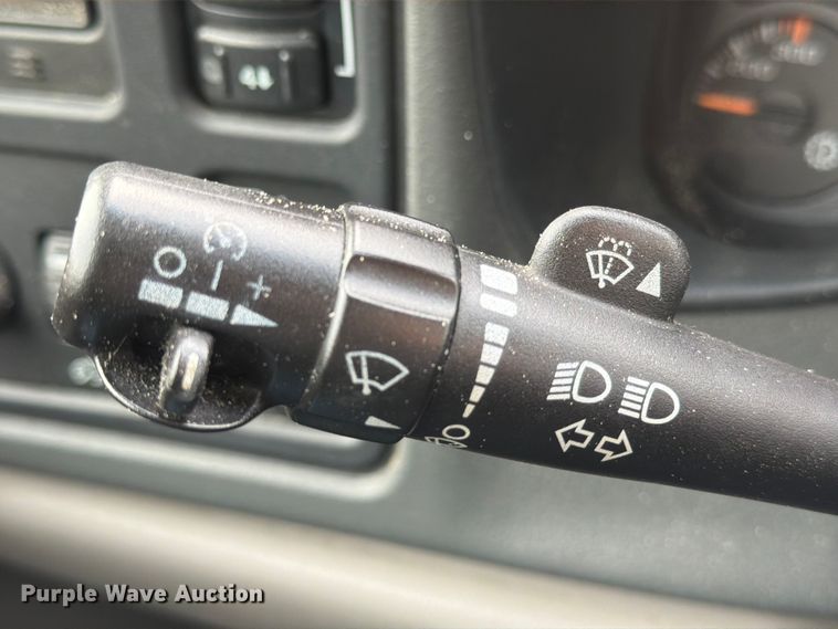 image for item DX5933 2005 Chevrolet Suburban 2500 SUV