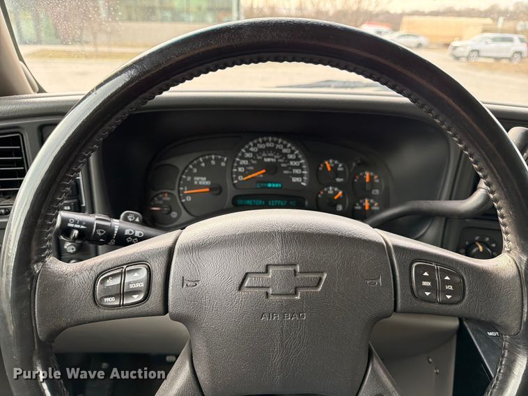 image for item DX5933 2005 Chevrolet Suburban 2500 SUV