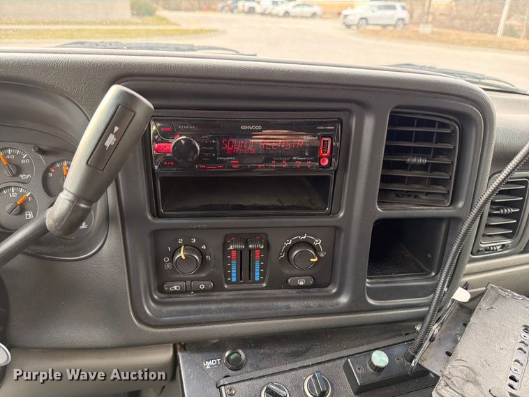 image for item DX5933 2005 Chevrolet Suburban 2500 SUV