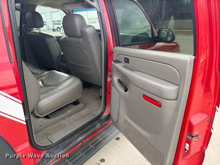 image for item DX5933 2005 Chevrolet Suburban 2500 SUV