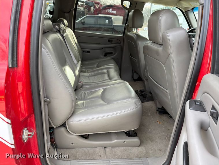 image for item DX5933 2005 Chevrolet Suburban 2500 SUV