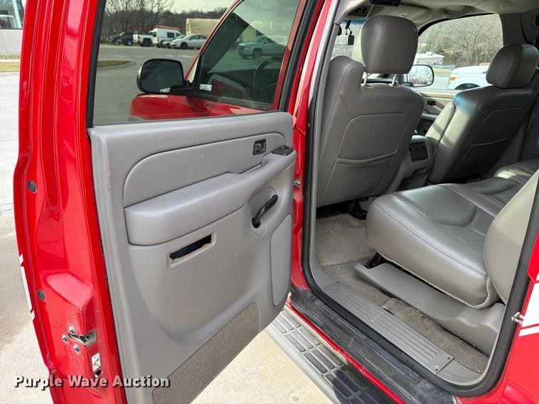 image for item DX5933 2005 Chevrolet Suburban 2500 SUV