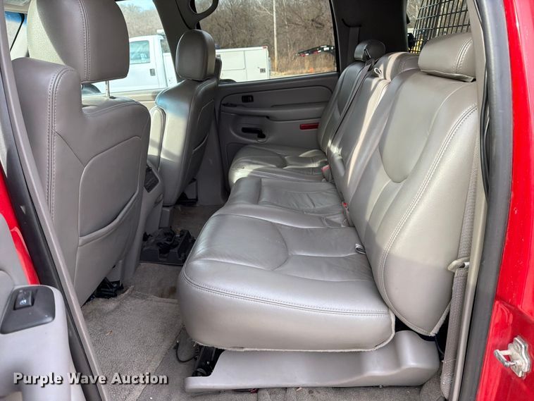 image for item DX5933 2005 Chevrolet Suburban 2500 SUV