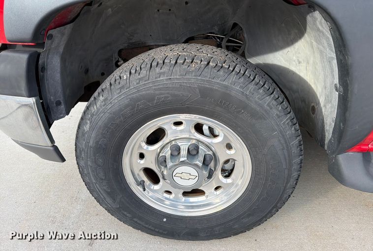 image for item DX5933 2005 Chevrolet Suburban 2500 SUV