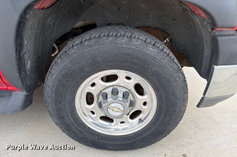 image for item DX5933 2005 Chevrolet Suburban 2500 SUV