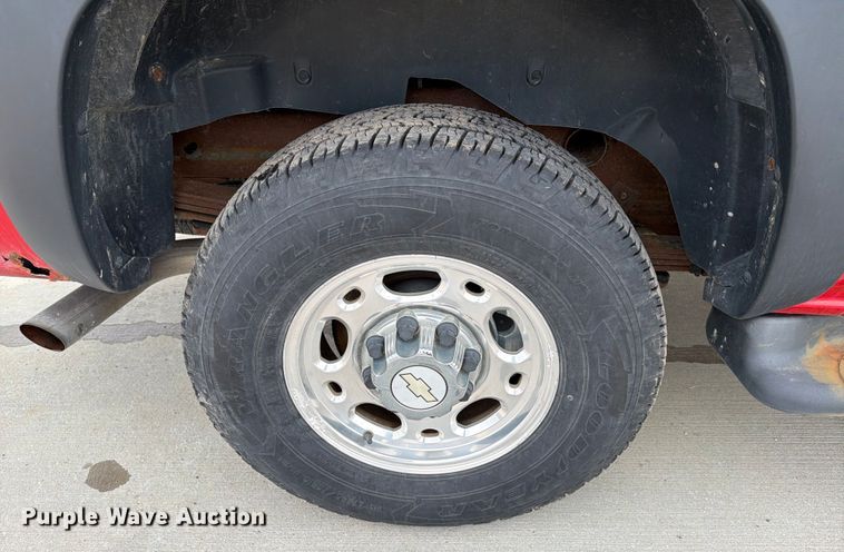 image for item DX5933 2005 Chevrolet Suburban 2500 SUV