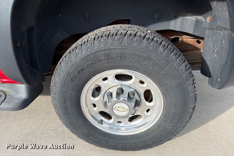 image for item DX5933 2005 Chevrolet Suburban 2500 SUV