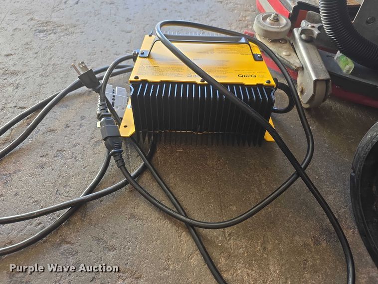 image for item DZ3728 Chariot I Scrub 24 floor scrubber