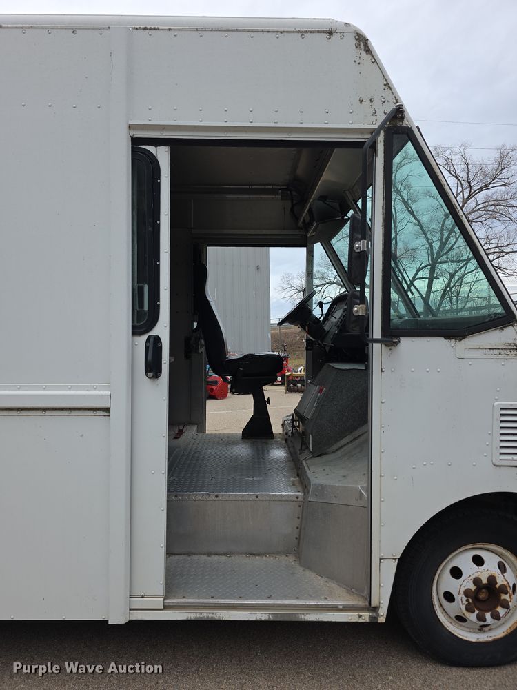 image for item DZ3795 2005 Ford Econoline Utilimaster delivery van