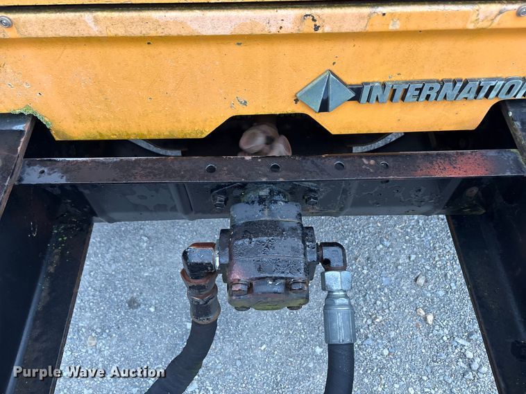 image for item EA7904 1992 International 4700 dump truck