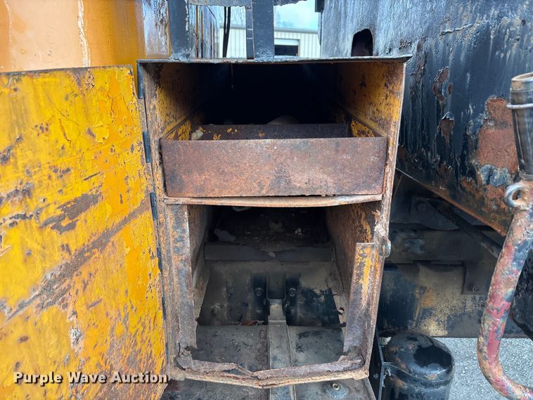 image for item EA7904 1992 International 4700 dump truck