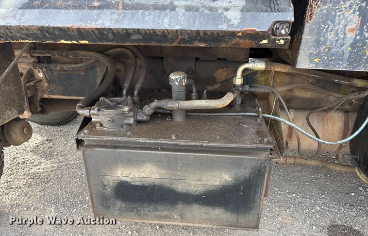 image for item EA7904 1992 International 4700 dump truck